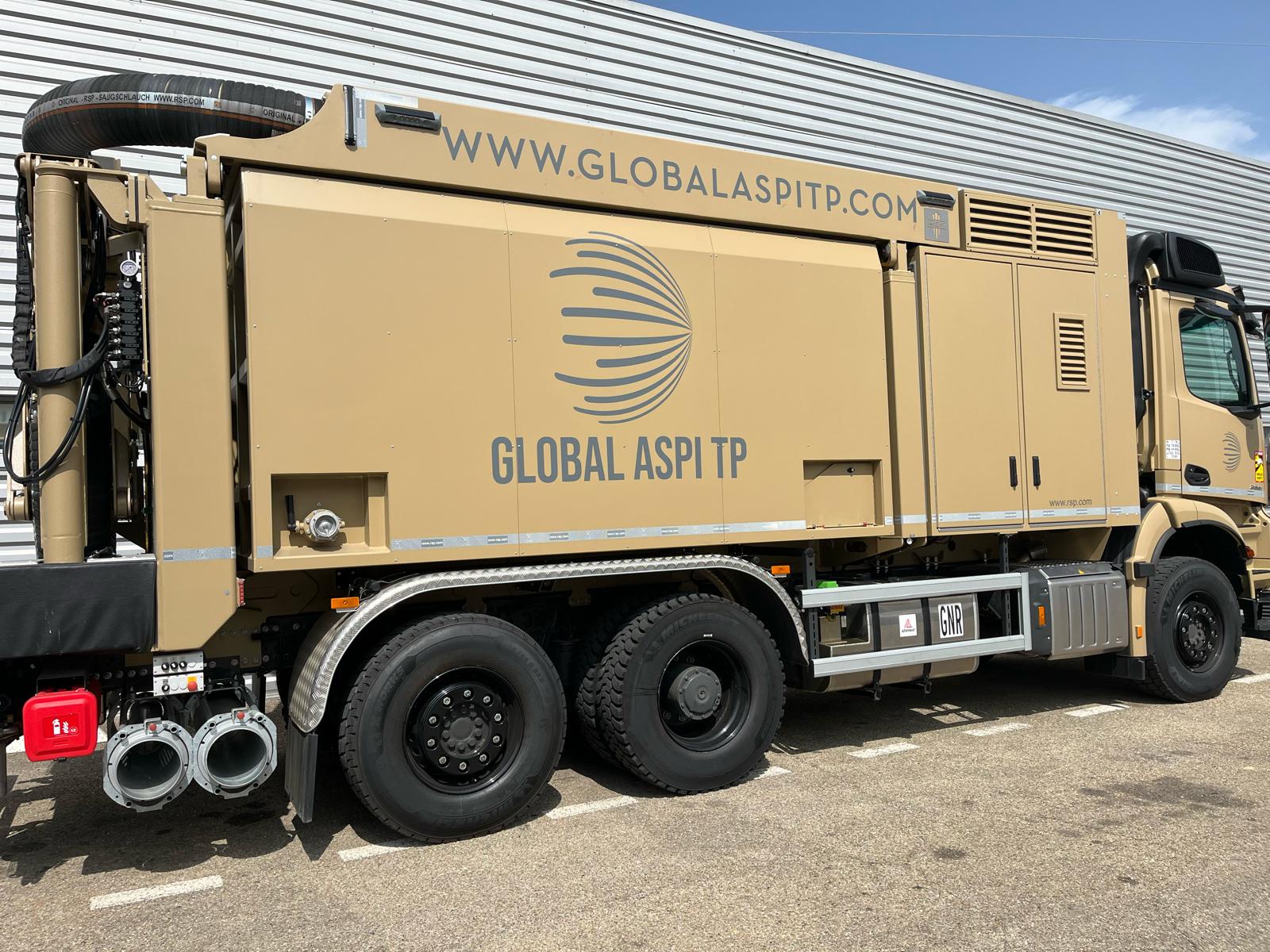 Camion aspirateur beige Global Aspi TP avec logo et site web, spécialisé dans l'excavation par aspiration.