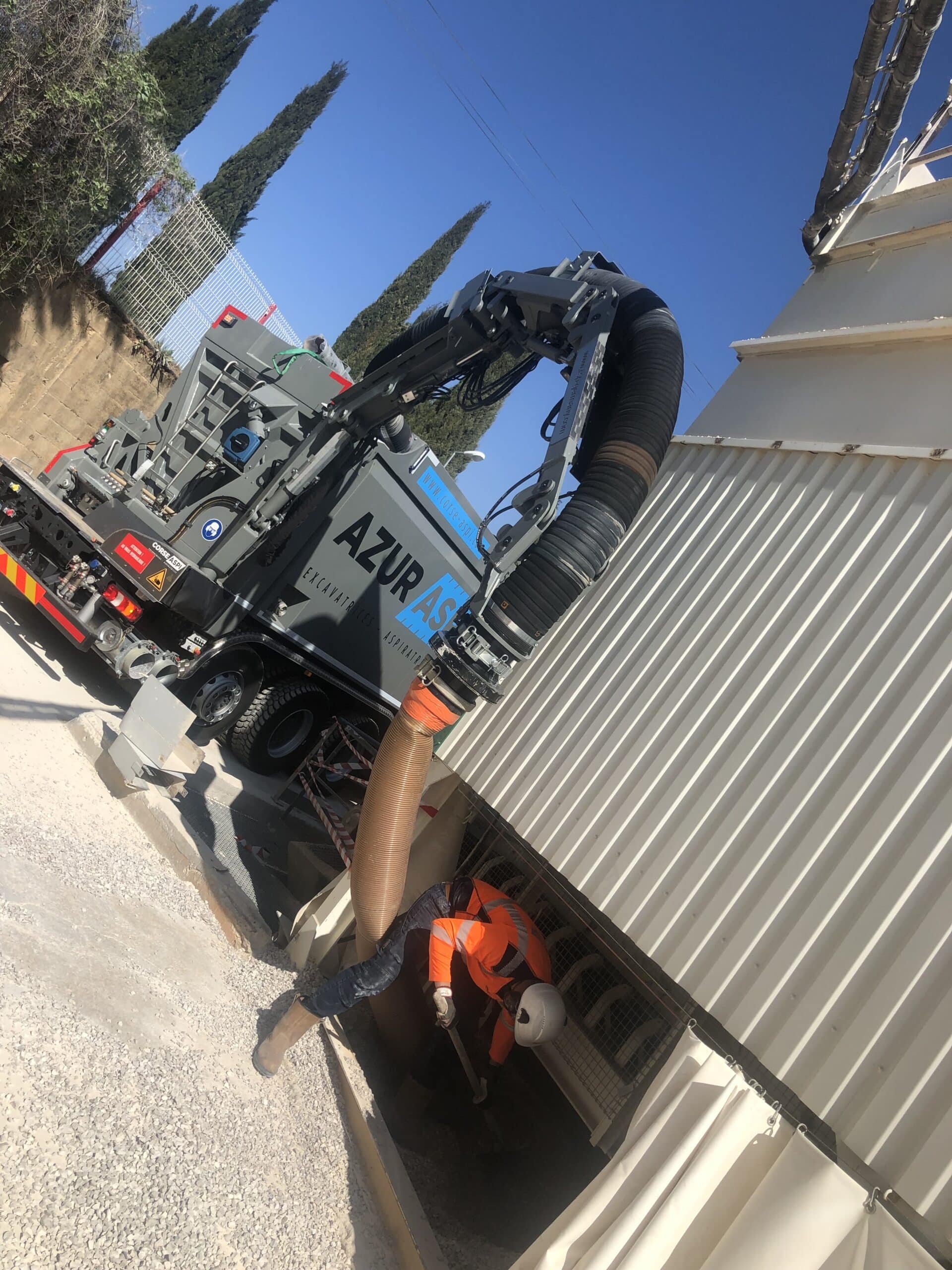 Ouvrier utilisant une excavatrice aspiratrice Azur Asp pour des travaux d'aspiration industrielle sur chantier.